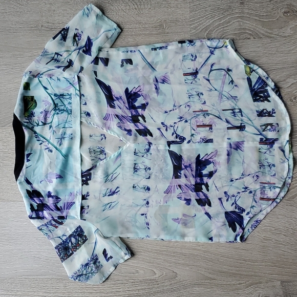 BCBG Sheer Patterned Blouse With Cut Out Details - Picture 4 of 5